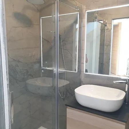 Forrest - Private Jacuzzi & Sauna شقة *