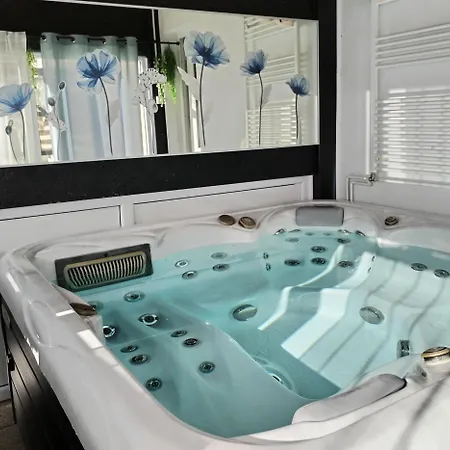 Forrest - Private Jacuzzi & Sauna شقة رافنا غورا